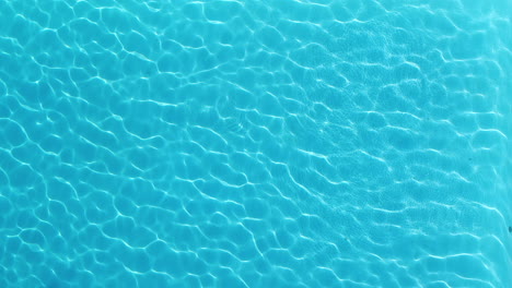 Mann-Taucht-In-Einem-Schwimmbad.-Luftaufnahme-Von-Oben-Schönes-Resort-In-Frankreich